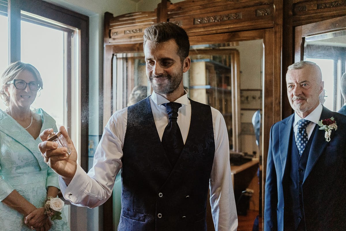 Fotografo matrimonio Torino. Matrimonio eco-consapevole a Cascina Ranverso. Preparazione dello sposo a Chieri. Vestizione dello sposo. Sposo con i genitori.