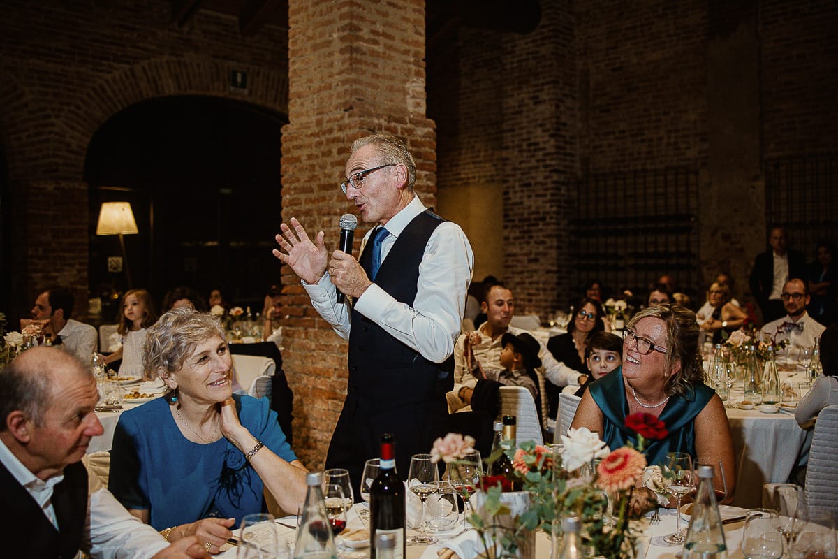 Fotografo matrimonio Torino. Matrimonio eco-consapevole a Cascina Ranverso. Cena. Discorso del papà della sposa