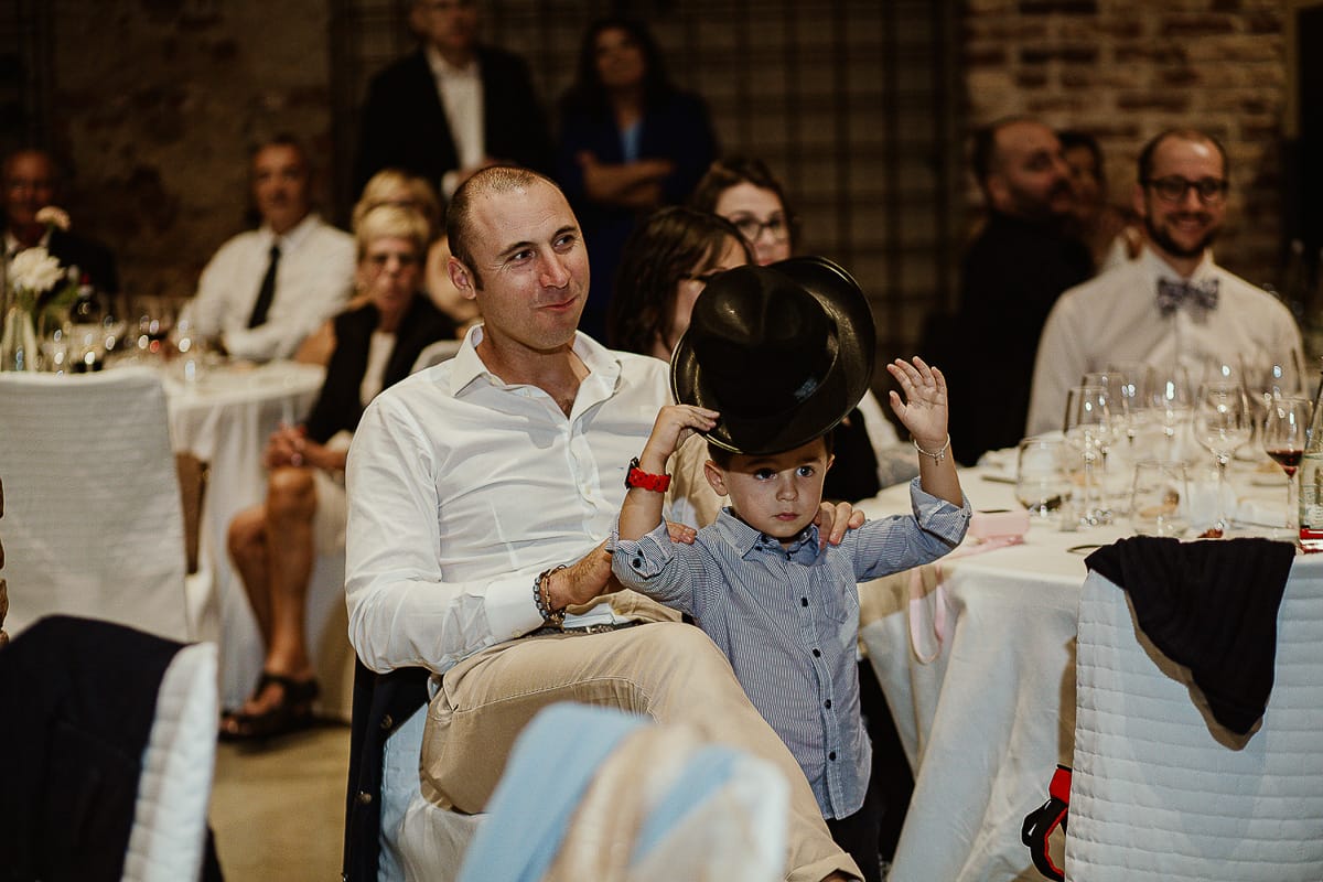 Fotografo matrimonio Torino. Matrimonio eco-consapevole a Cascina Ranverso. Cena. Invitati ascoltano i discorsi