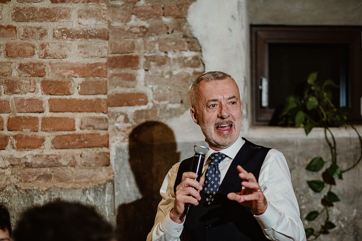 Fotografo matrimonio Torino. Matrimonio eco-consapevole a Cascina Ranverso. Cena. Discorso del papà dello sposo