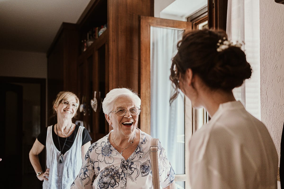 Fotografo matrimonio Torino. Matrimonio eco-consapevole a Cascina Ranverso. Preparazione della sposa a Chieri. Arrivo della nonna della sposa