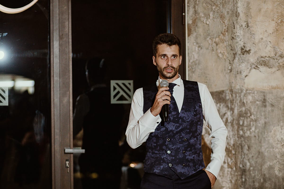 Fotografo matrimonio Torino. Matrimonio eco-consapevole a Cascina Ranverso. Cena. Discorso dello sposo.