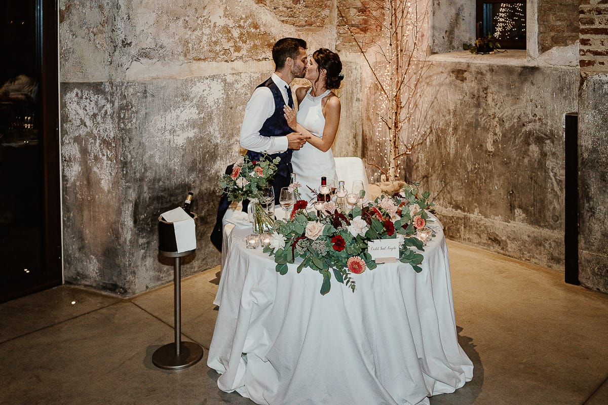Fotografo matrimonio Torino. Matrimonio eco-consapevole a Cascina Ranverso. Cena. Bacio degli sposi.