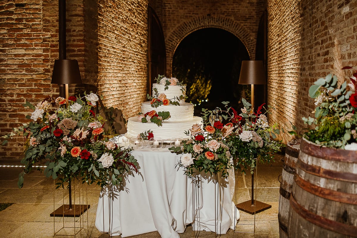 Fotografo matrimonio Torino. Matrimonio eco-consapevole a Cascina Ranverso. Taglio torta in esterno.