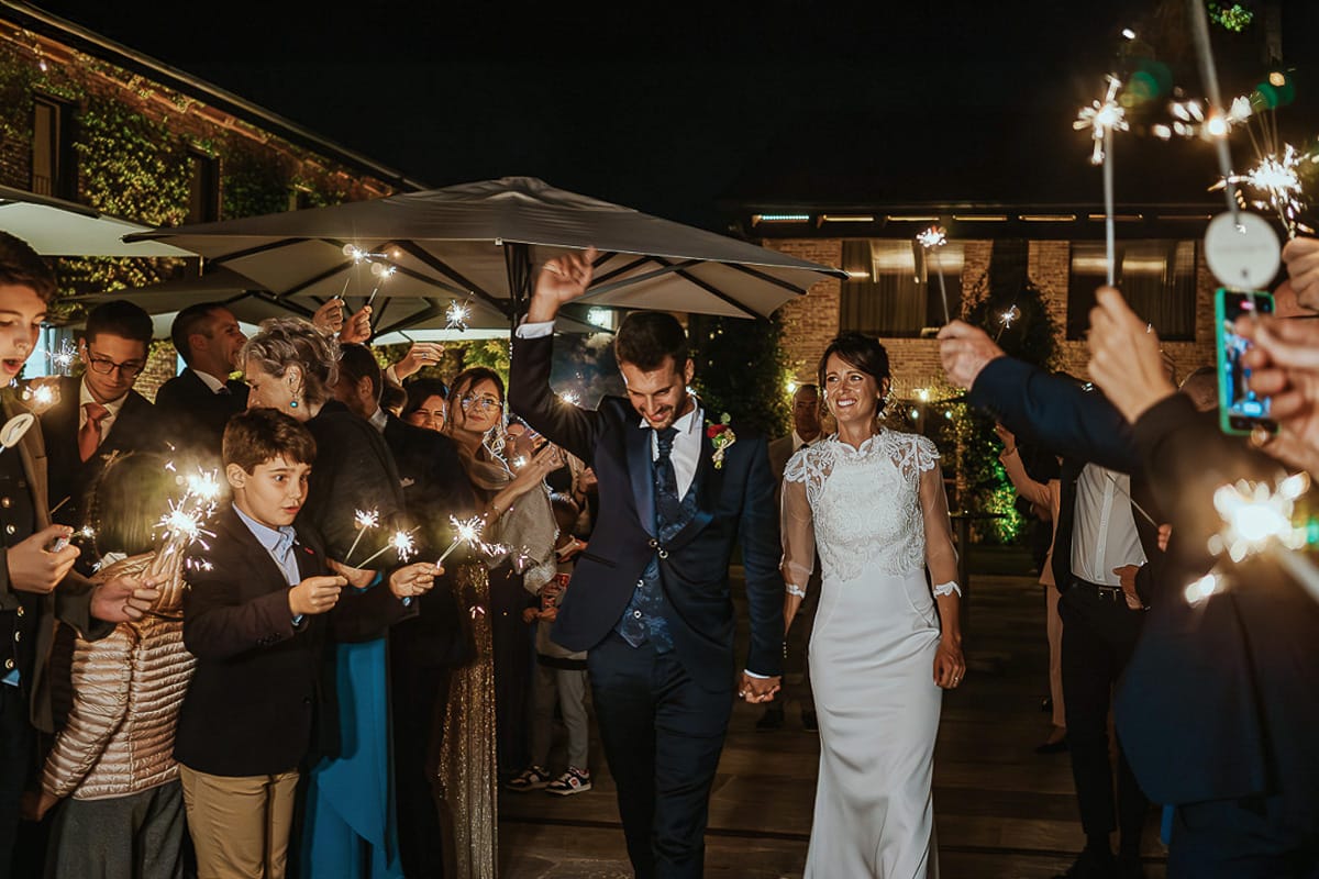 Fotografo matrimonio Torino. Matrimonio eco-consapevole a Cascina Ranverso. Sparkling exit.