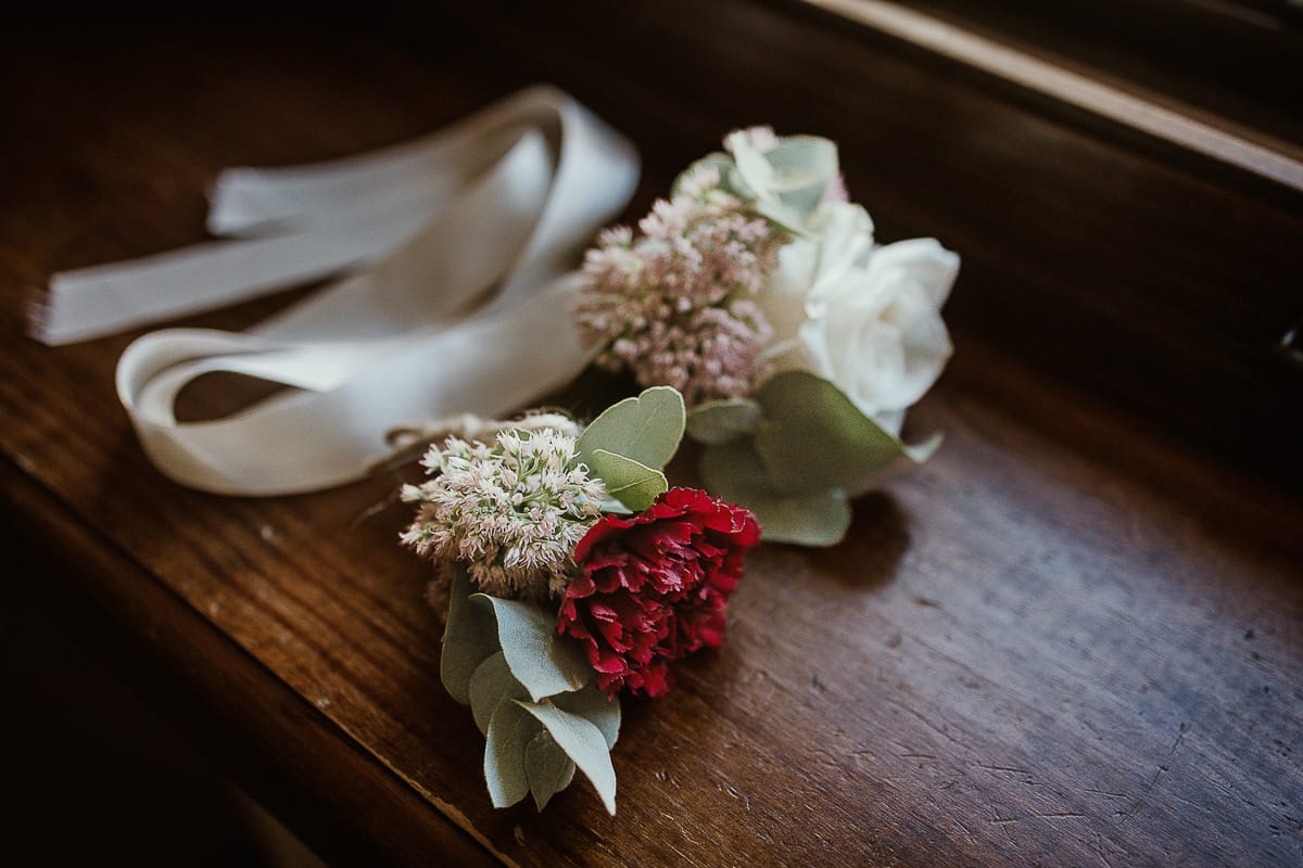 Fotografo matrimonio Torino. Matrimonio eco-consapevole a Cascina Ranverso. Preparazione della sposa a Chieri. Corsage