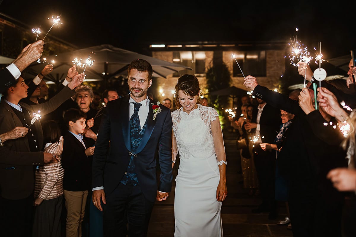 Fotografo matrimonio Torino. Matrimonio eco-consapevole a Cascina Ranverso. Sparkling exit.