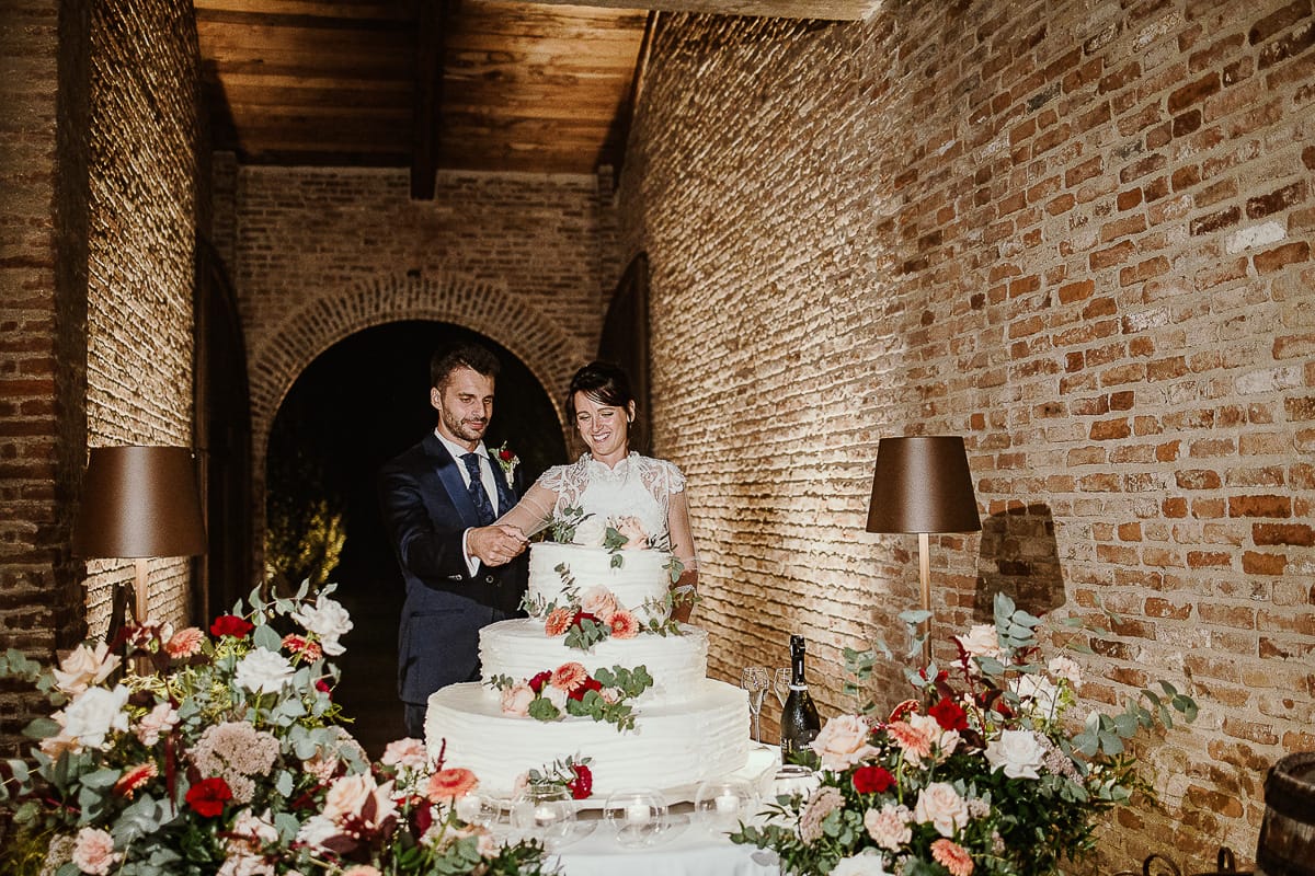 Fotografo matrimonio Torino. Matrimonio eco-consapevole a Cascina Ranverso. Taglio torta in esterno.