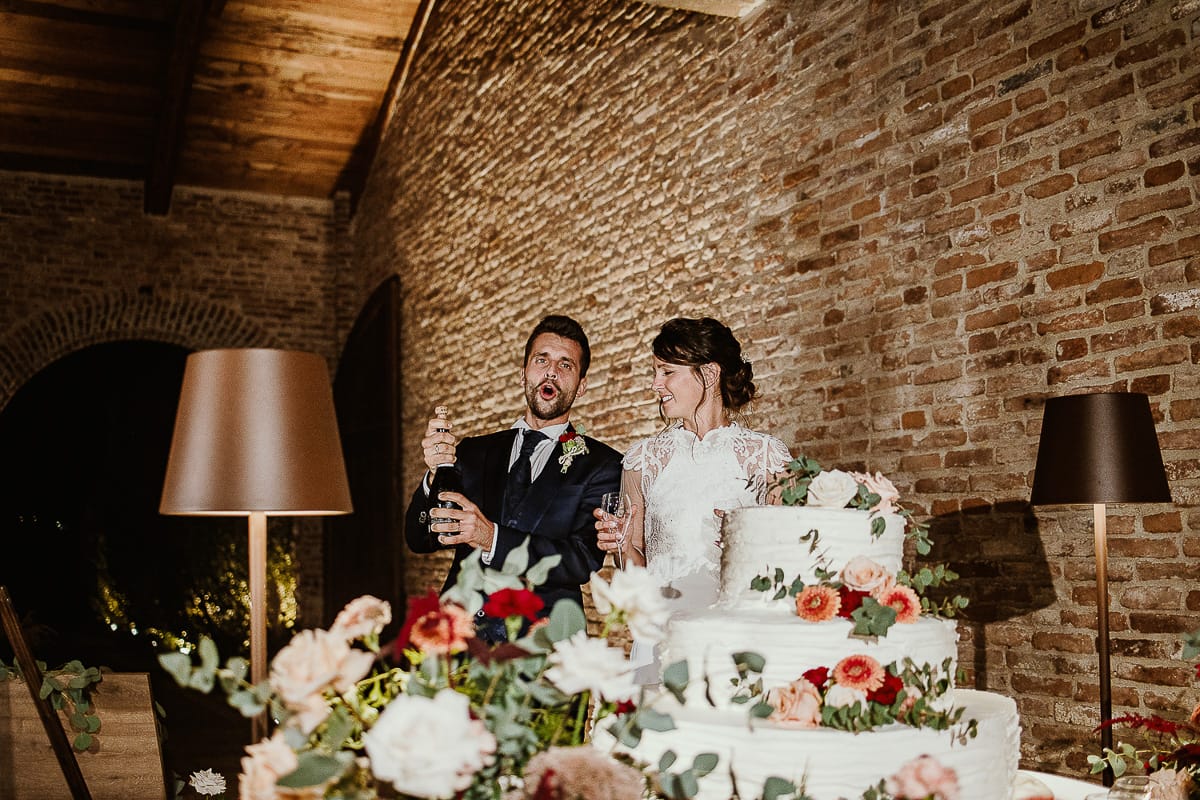 Fotografo matrimonio Torino. Matrimonio eco-consapevole a Cascina Ranverso. Taglio torta in esterno.