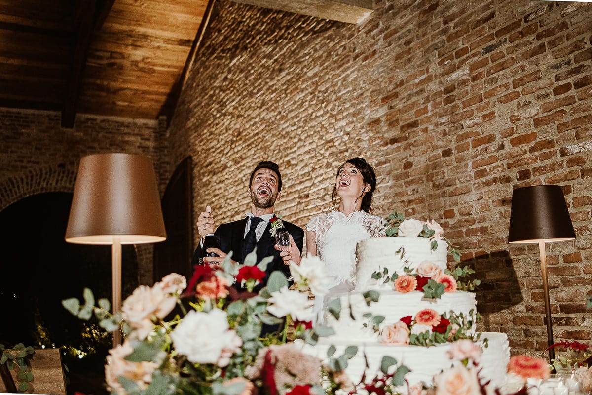 Fotografo matrimonio Torino. Matrimonio eco-consapevole a Cascina Ranverso. Taglio torta in esterno.