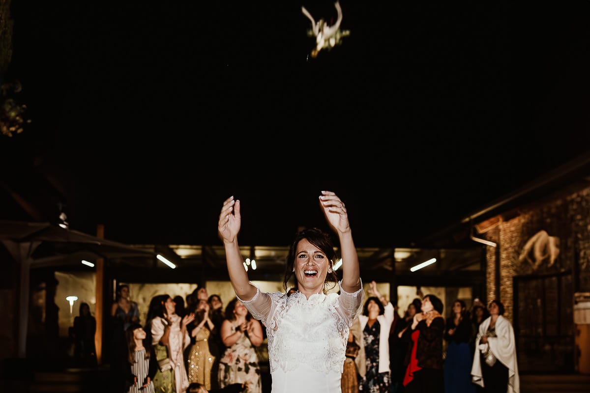 Fotografo matrimonio Torino. Matrimonio eco-consapevole a Cascina Ranverso. lancio del bouquet