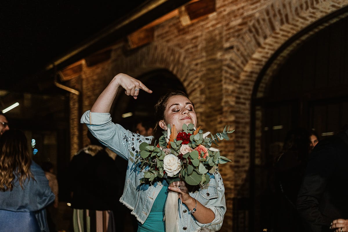 Fotografo matrimonio Torino. Matrimonio eco-consapevole a Cascina Ranverso. lancio del bouquet Ragazza che ha preso il bouquet