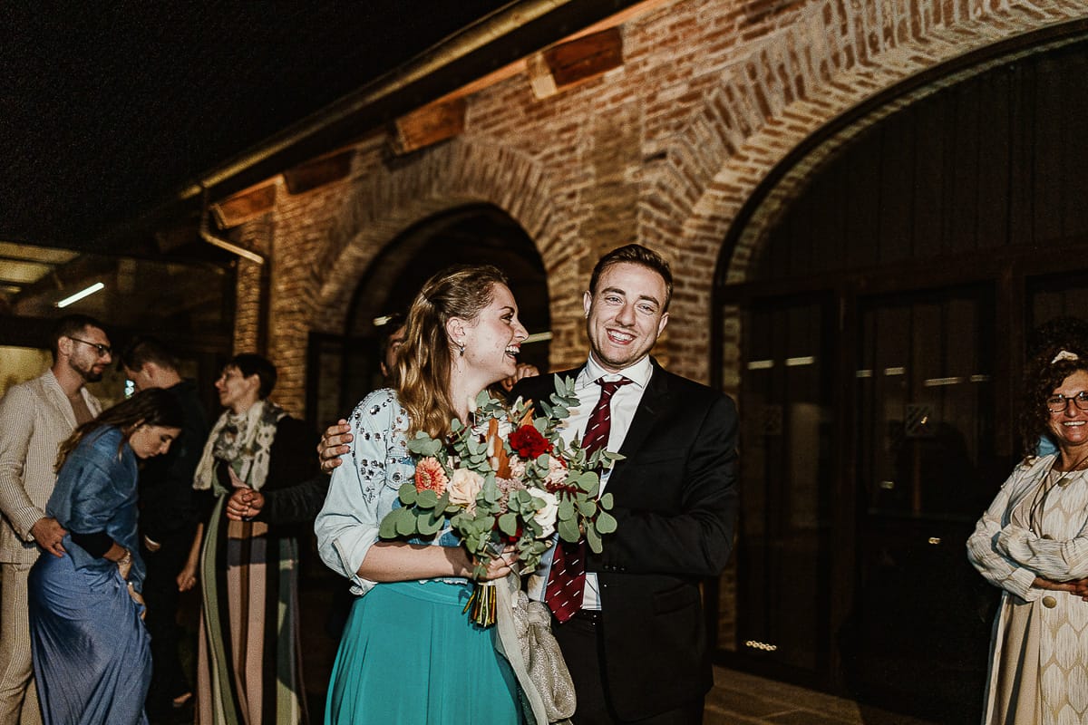 Fotografo matrimonio Torino. Matrimonio eco-consapevole a Cascina Ranverso. lancio del bouquet Ragazza che ha preso il bouquet con il fidanzato