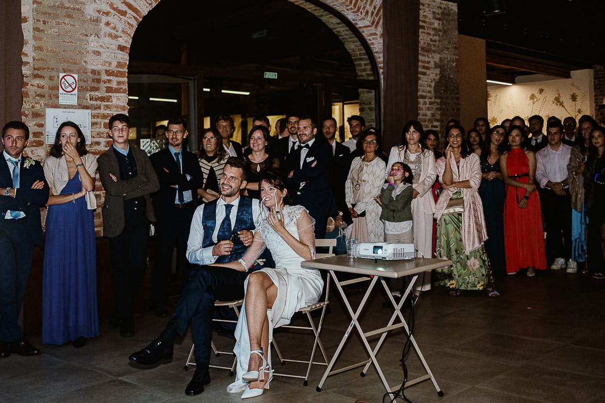 Fotografo matrimonio Torino. Matrimonio eco-consapevole a Cascina Ranverso. Festa. Visione del film.