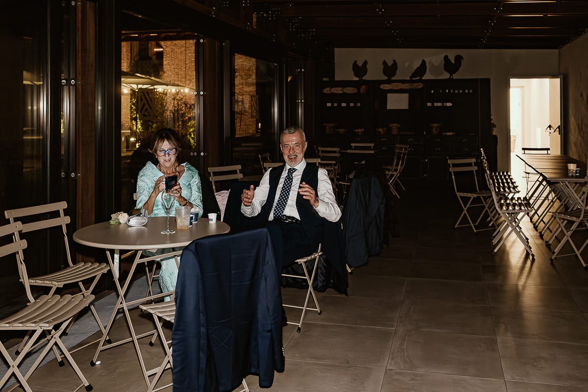 Fotografo matrimonio Torino.eco-consapevole a Cascina Ranverso. Festa. Genitori dello sposo.