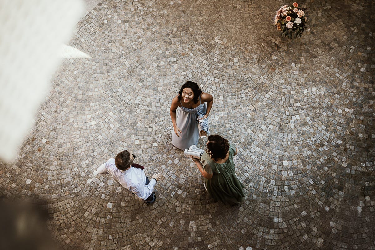 Fotografo matrimonio Torino. Matrimonio eco-consapevole a Cascina Ranverso. Preparazione della sposa a Chieri. Invitati in cortile