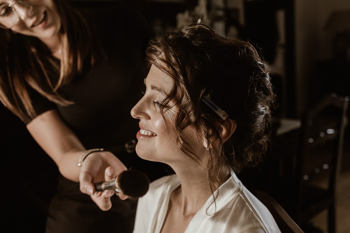Fotografo matrimonio Torino. Matrimonio eco-consapevole a Cascina Ranverso. Preparazione della sposa a Chieri. Make-up