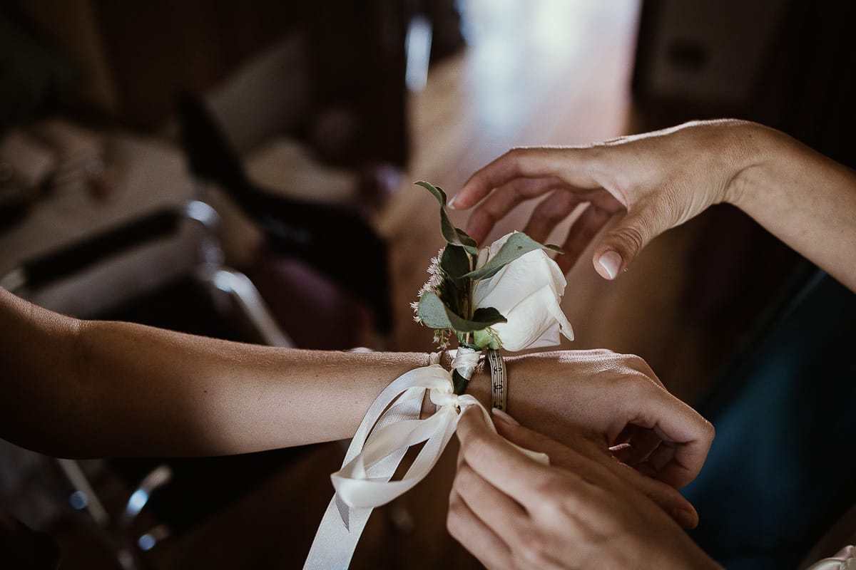 Fotografo matrimonio Torino. Matrimonio eco-consapevole a Cascina Ranverso. Preparazione della sposa a Chieri. Corsage