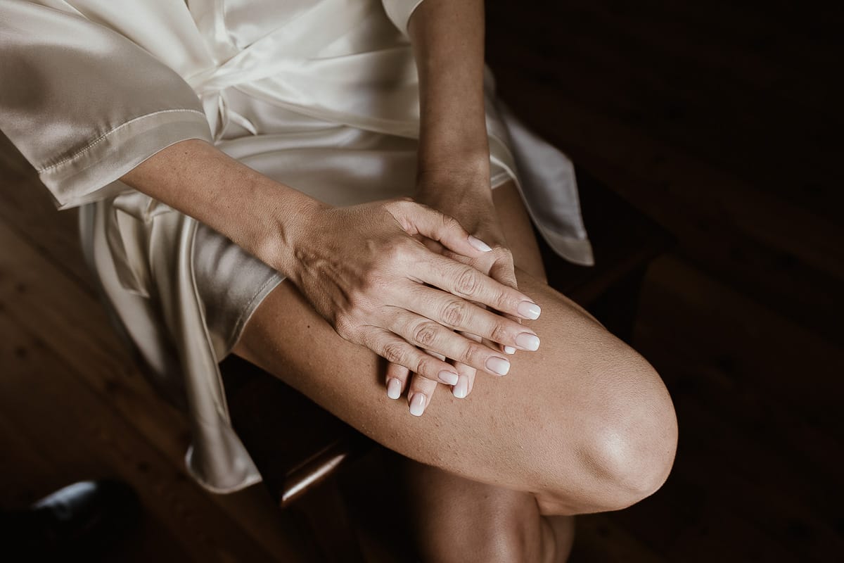 Fotografo matrimonio Torino. Matrimonio eco-consapevole a Cascina Ranverso. Preparazione della sposa a Chieri. Mani della sposa