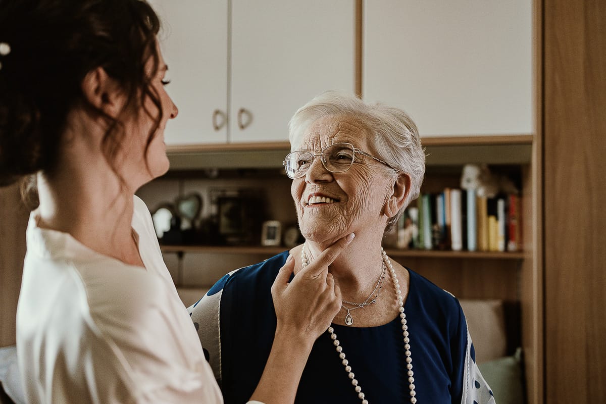 Fotografo matrimonio Torino. Matrimonio eco-consapevole a Cascina Ranverso. Preparazione della sposa a Chieri. Sposa con la nonna