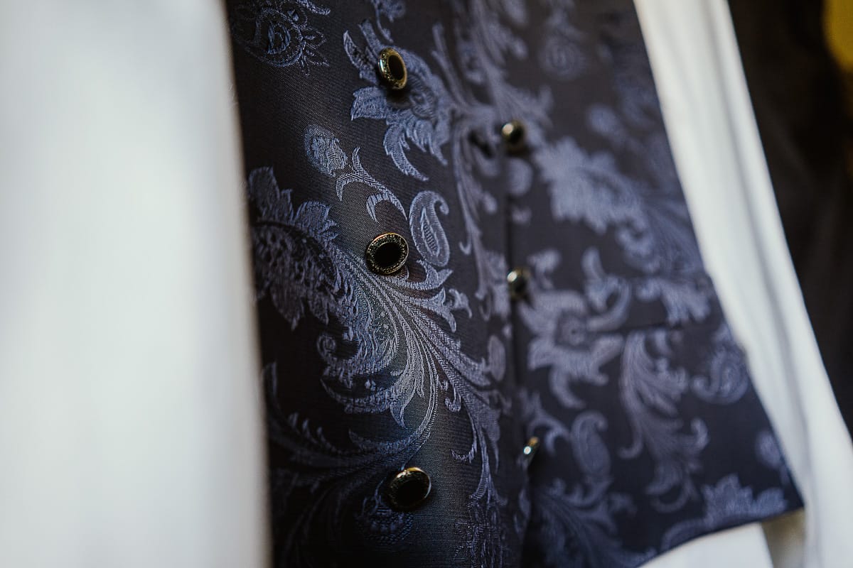 Fotografo matrimonio Torino. Matrimonio eco-consapevole a Cascina Ranverso. Preparazione dello sposo a Chieri. Dettaglio del gilet