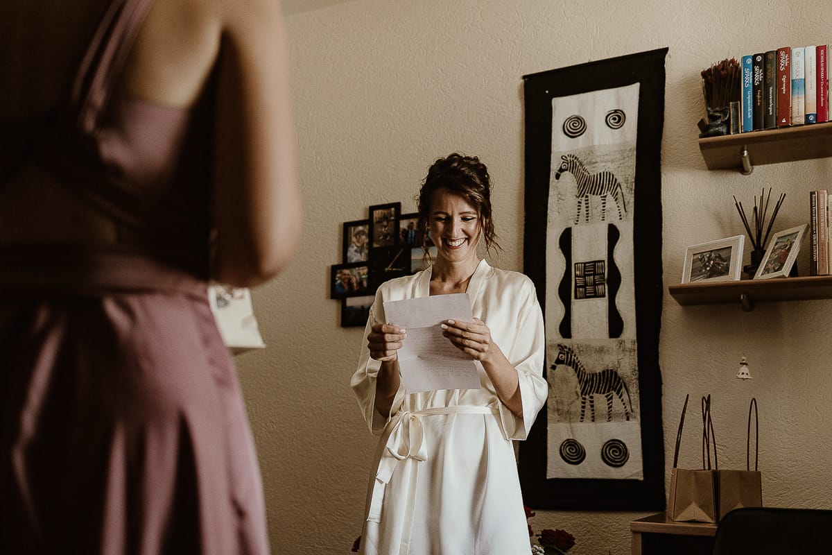 Fotografo matrimonio Torino. Matrimonio eco-consapevole a Cascina Ranverso. Preparazione della sposa a Chieri. Sposa legge la lettera delle testimoni