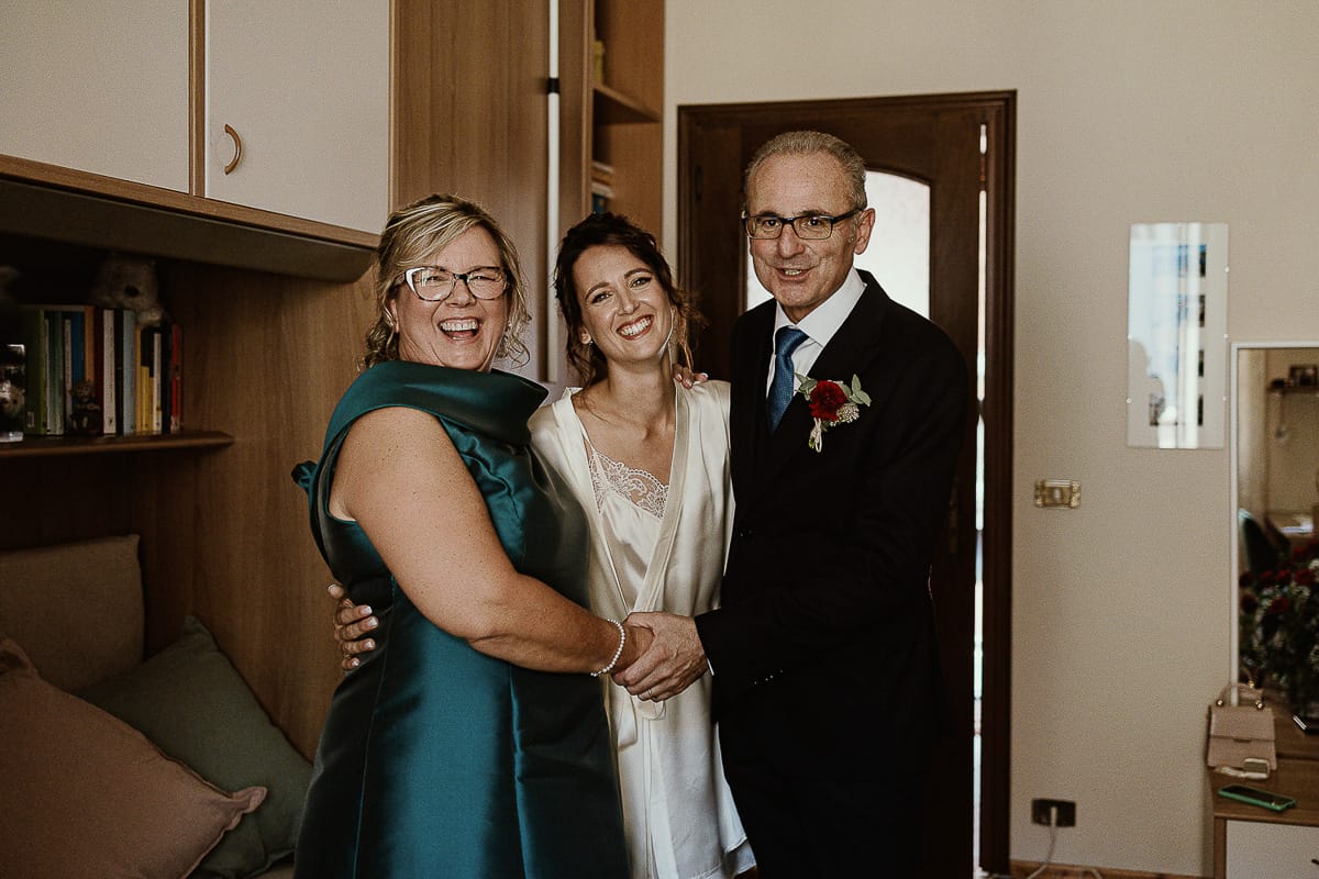 Fotografo matrimonio Torino. Matrimonio eco-consapevole a Cascina Ranverso. Preparazione della sposa a Chieri. Sposa con i genitori
