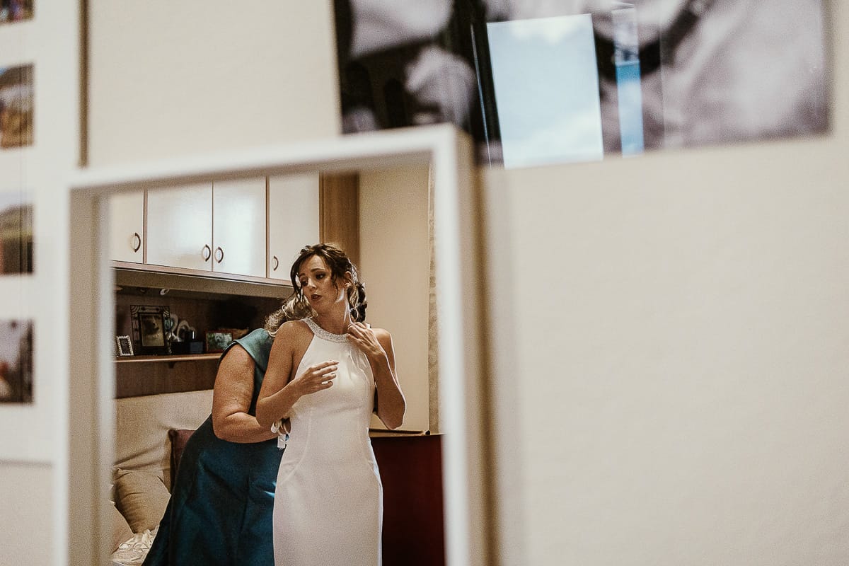 Fotografo matrimonio Torino. Matrimonio eco-consapevole a Cascina Ranverso. Preparazione della sposa a Chieri. Vestizione della sposa