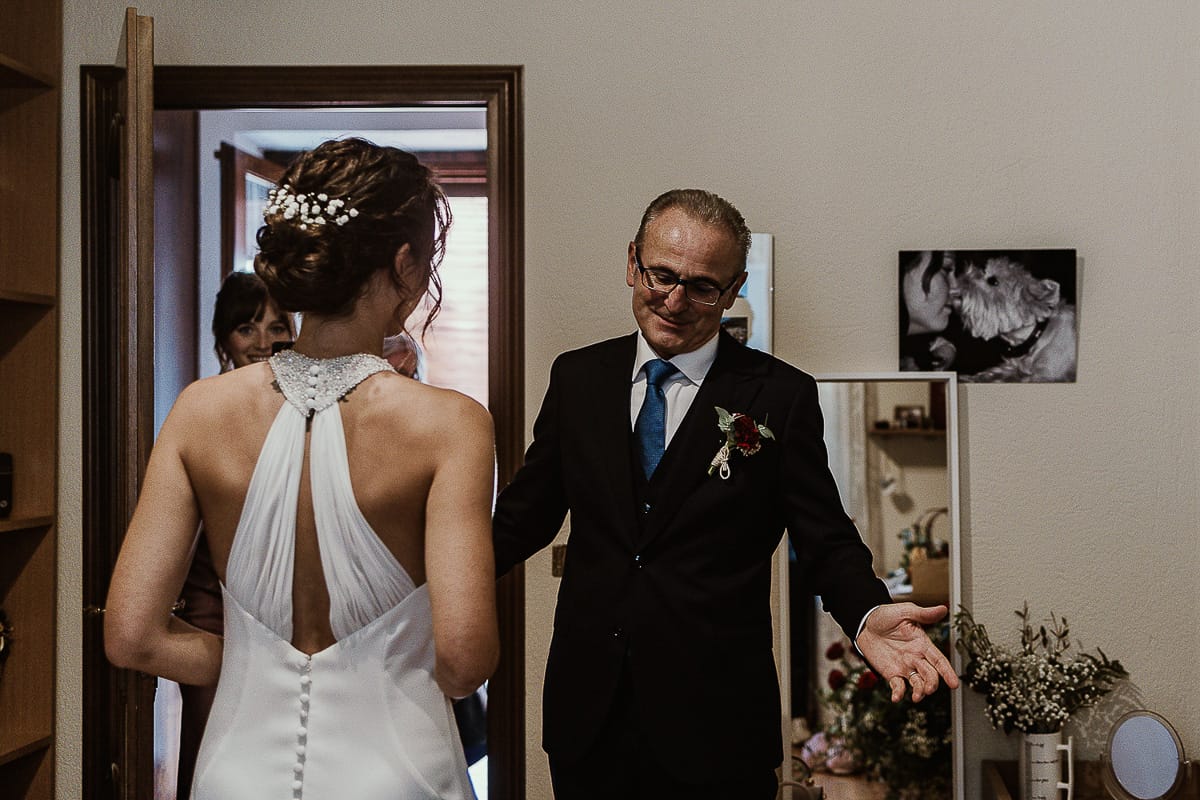 Fotografo matrimonio Torino. Matrimonio eco-consapevole a Cascina Ranverso. Preparazione della sposa a Chieri. Arrivo del papà della sposa