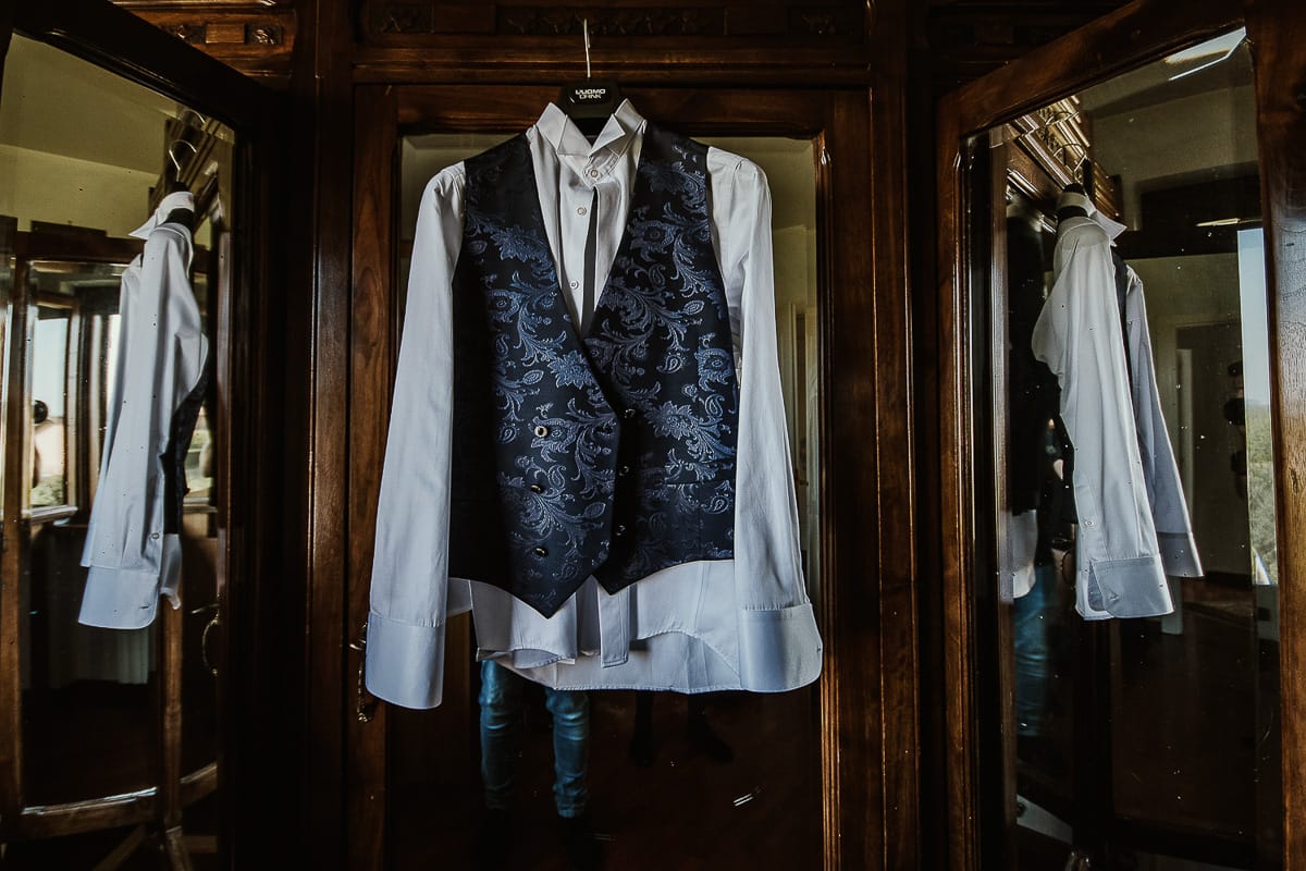 Fotografo matrimonio Torino. Matrimonio eco-consapevole a Cascina Ranverso. Preparazione dello sposo a Chieri. Camicia e gilet