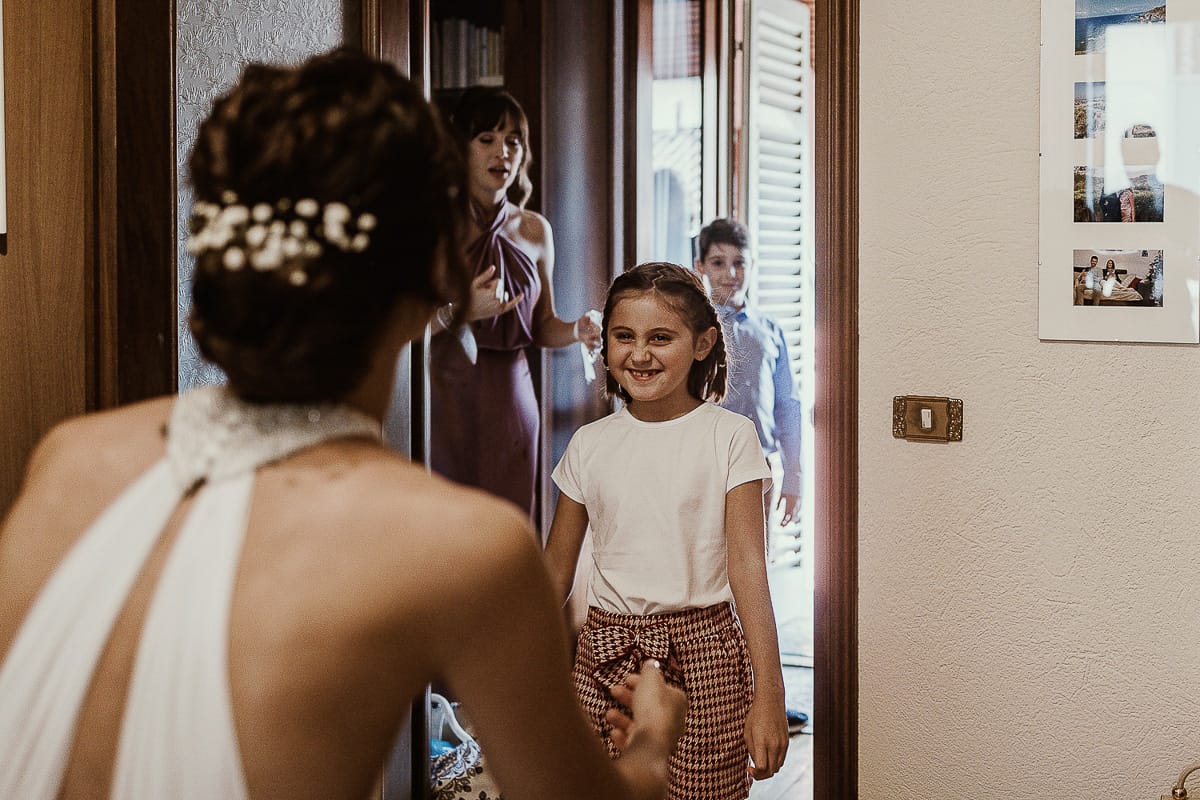 Fotografo matrimonio Torino. Matrimonio eco-consapevole a Cascina Ranverso. Preparazione della sposa a Chieri. Arrivo della cuginetta della sposa.