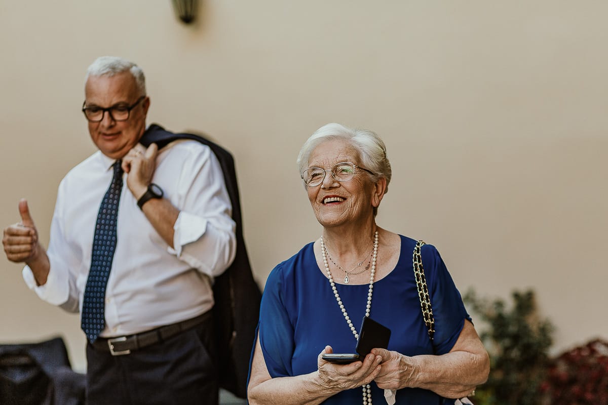 Fotografo matrimonio Torino. Matrimonio eco-consapevole a Cascina Ranverso. Preparazione della sposa a Chieri. Nonna e zio della sposa