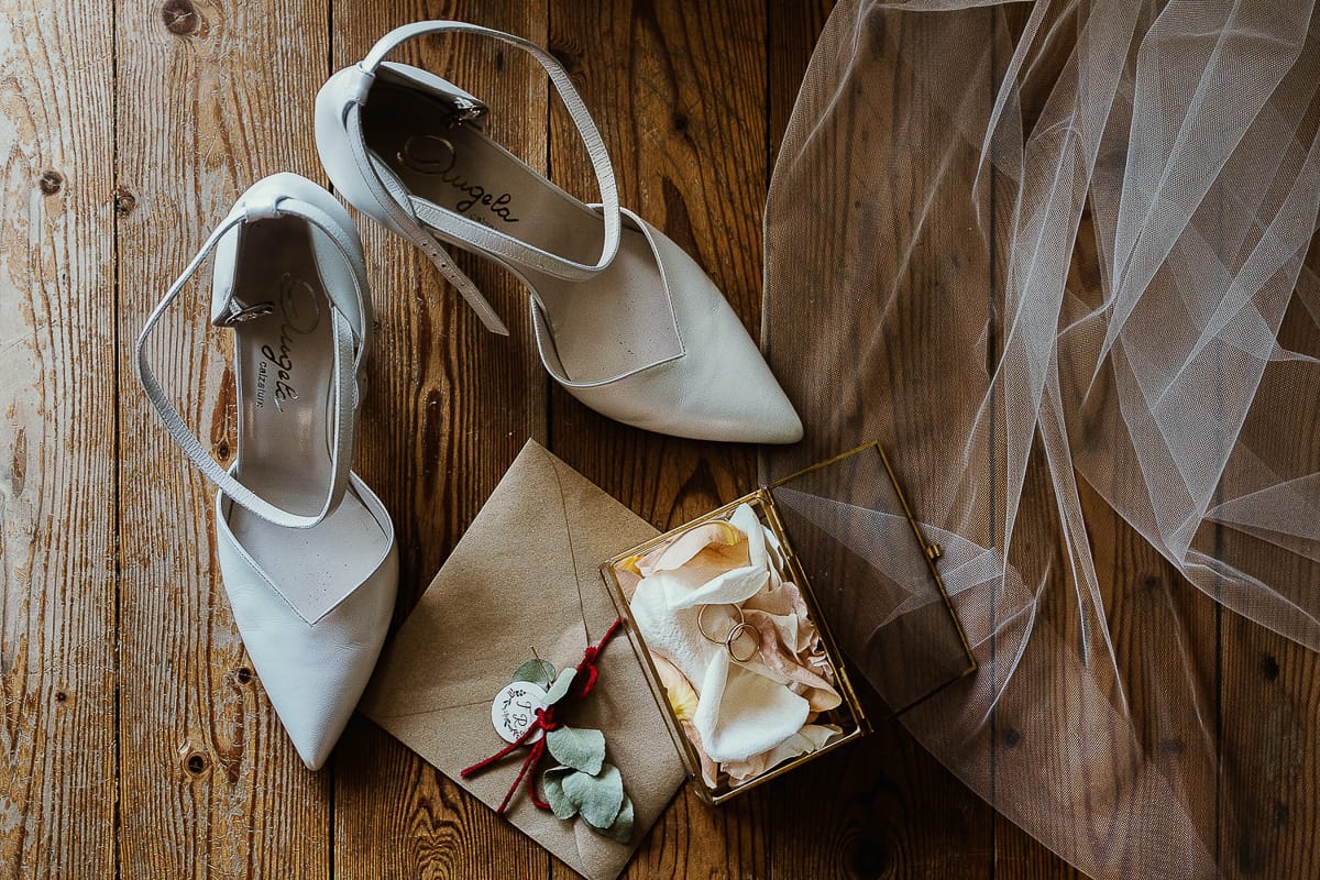 Fotografo matrimonio Torino. Matrimonio eco-consapevole a Cascina Ranverso. Preparazione della sposa a Chieri. Scarpe e altri dettagli