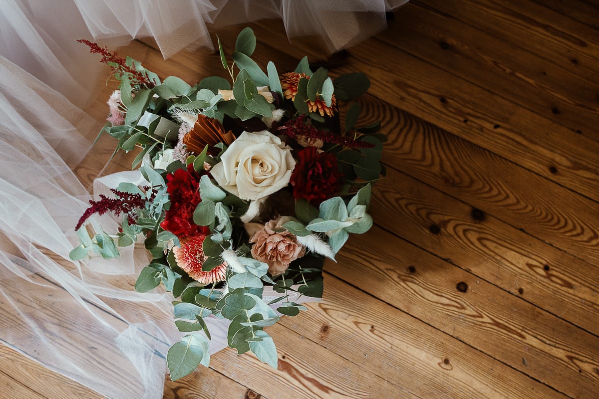 Fotografo matrimonio Torino. Matrimonio eco-consapevole a Cascina Ranverso. Preparazione della sposa a Chieri. Bouquet di Maisonfleurie