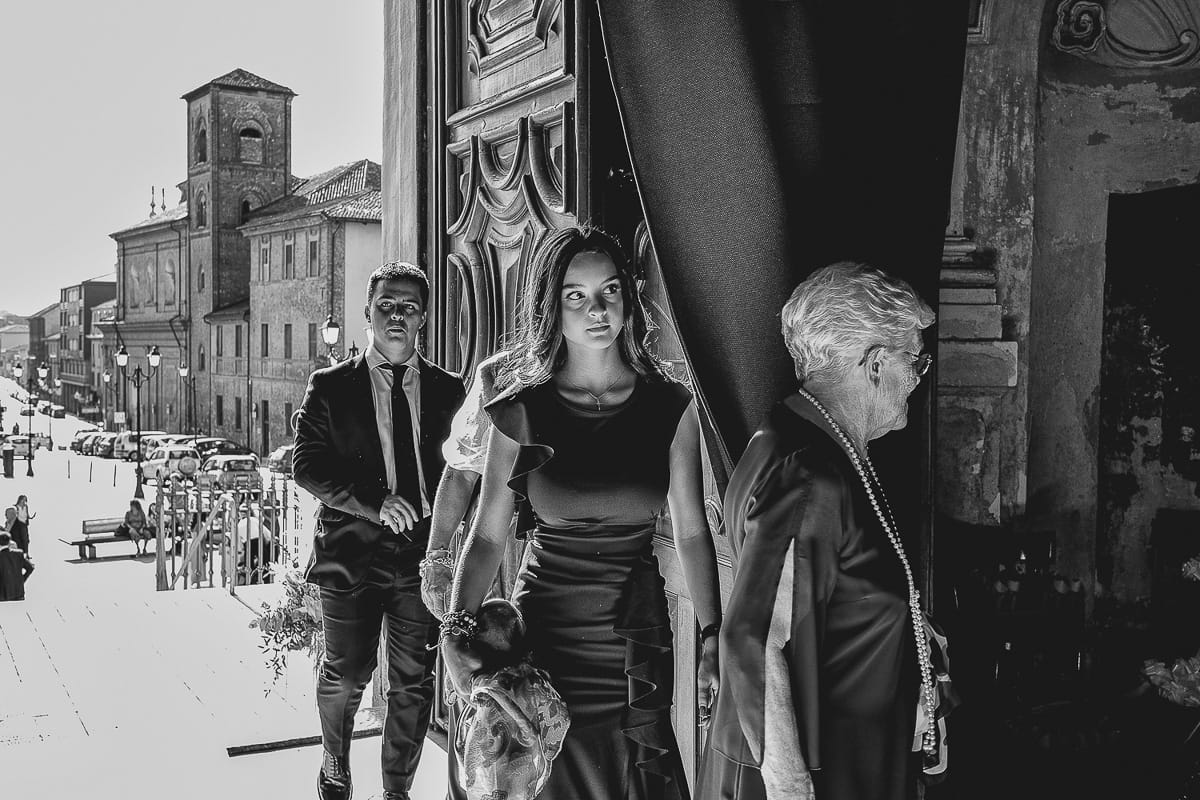 Fotografo matrimonio Torino. Matrimonio eco-consapevole a Cascina Ranverso. Cerimonia a Chieri nella chiesa dei Santi Bernardino e Rocco. Invitati entrano in chiesa.