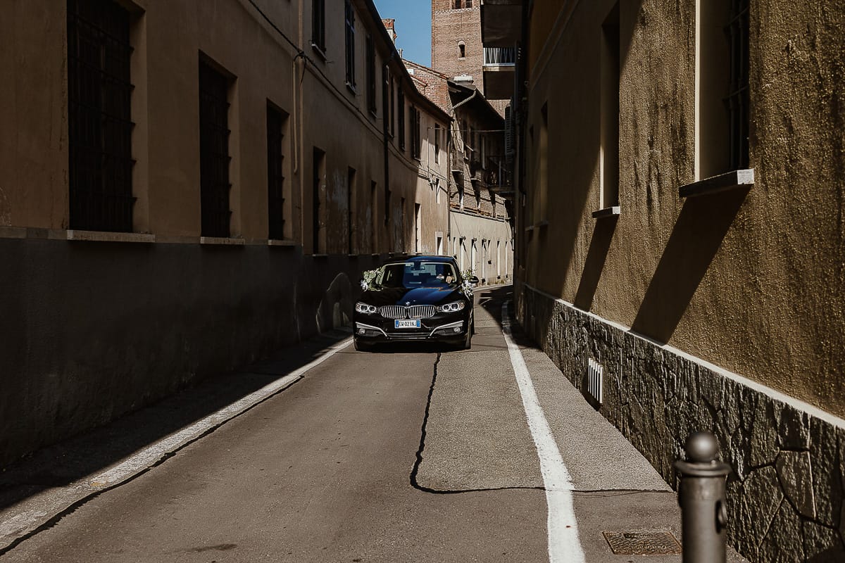 Fotografo matrimonio Torino. Matrimonio eco-consapevole a Cascina Ranverso. Preparazione della sposa a Chieri. Arrivo dell'auto