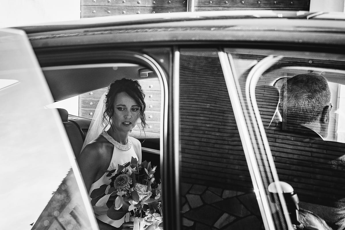 Fotografo matrimonio Torino. Matrimonio eco-consapevole a Cascina Ranverso. Cerimonia a Chieri. Sposa nell'auto