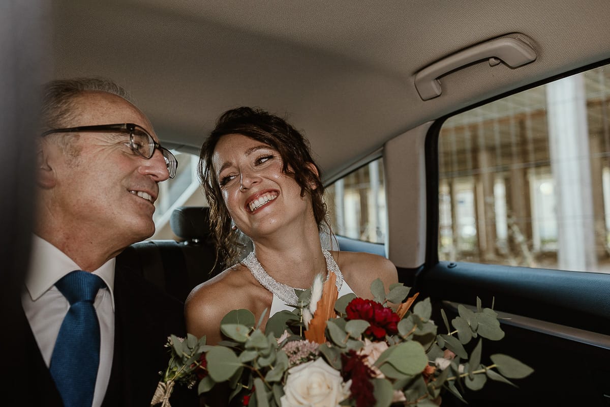 Fotografo matrimonio Torino. Matrimonio eco-consapevole a Cascina Ranverso. Cerimonia a Chieri. Sposa nell'auto con il padre.