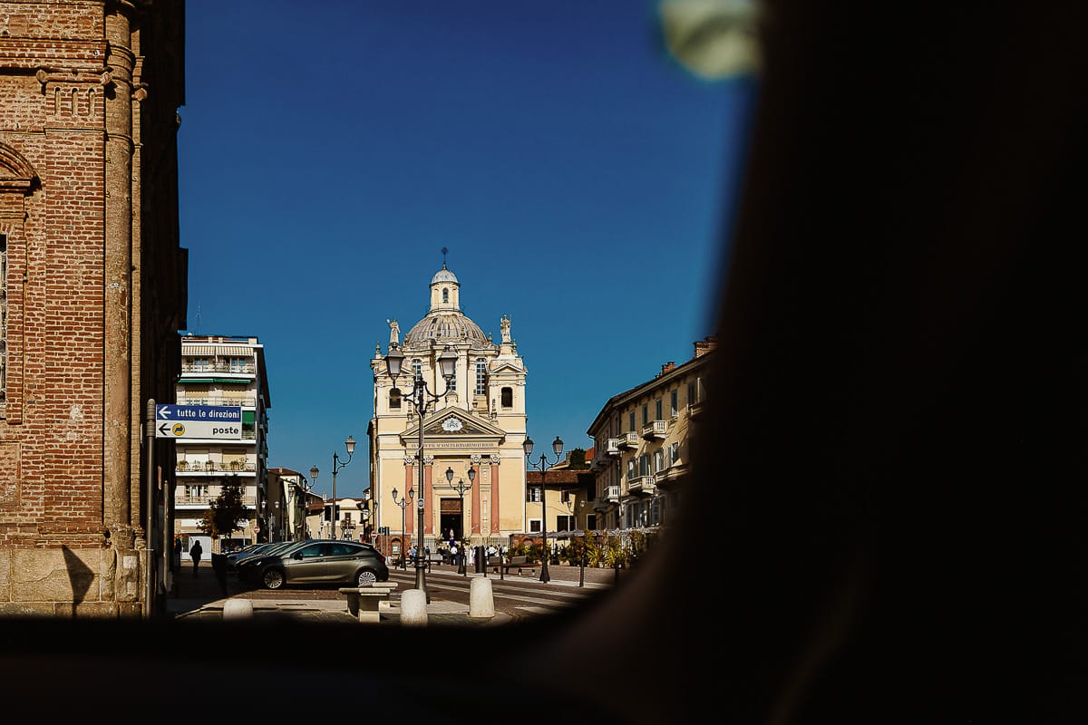 Fotografo matrimonio Torino. Matrimonio eco-consapevole a Cascina Ranverso. Cerimonia a Chieri nella chiesa dei Santi Bernardino e Rocco. Foto dall'auto