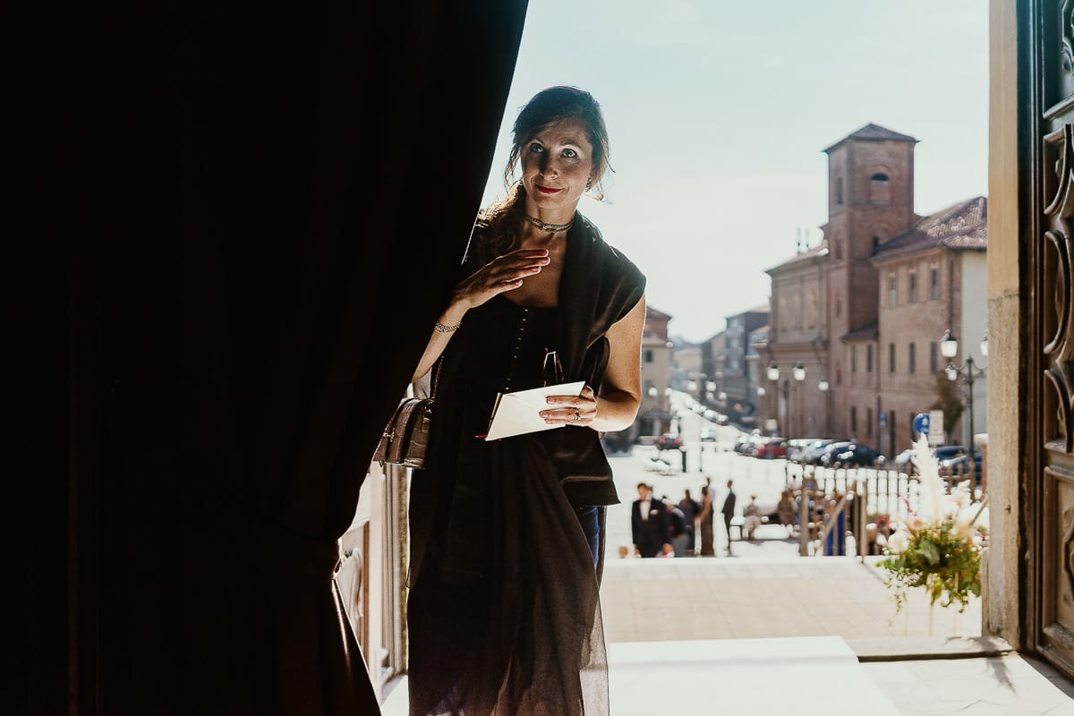 Fotografo matrimonio Torino. Matrimonio eco-consapevole a Cascina Ranverso. Cerimonia a Chieri nella chiesa dei Santi Bernardino e Rocco. Entrata degli invitati.