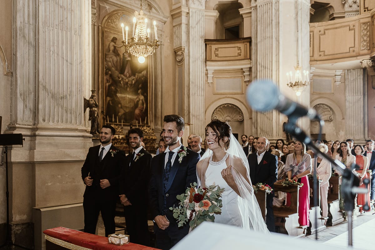 Fotografo matrimonio Torino. Matrimonio eco-consapevole a Cascina Ranverso. Cerimonia a Chieri nella chiesa dei Santi Bernardino e Rocco. Messa. Sposi