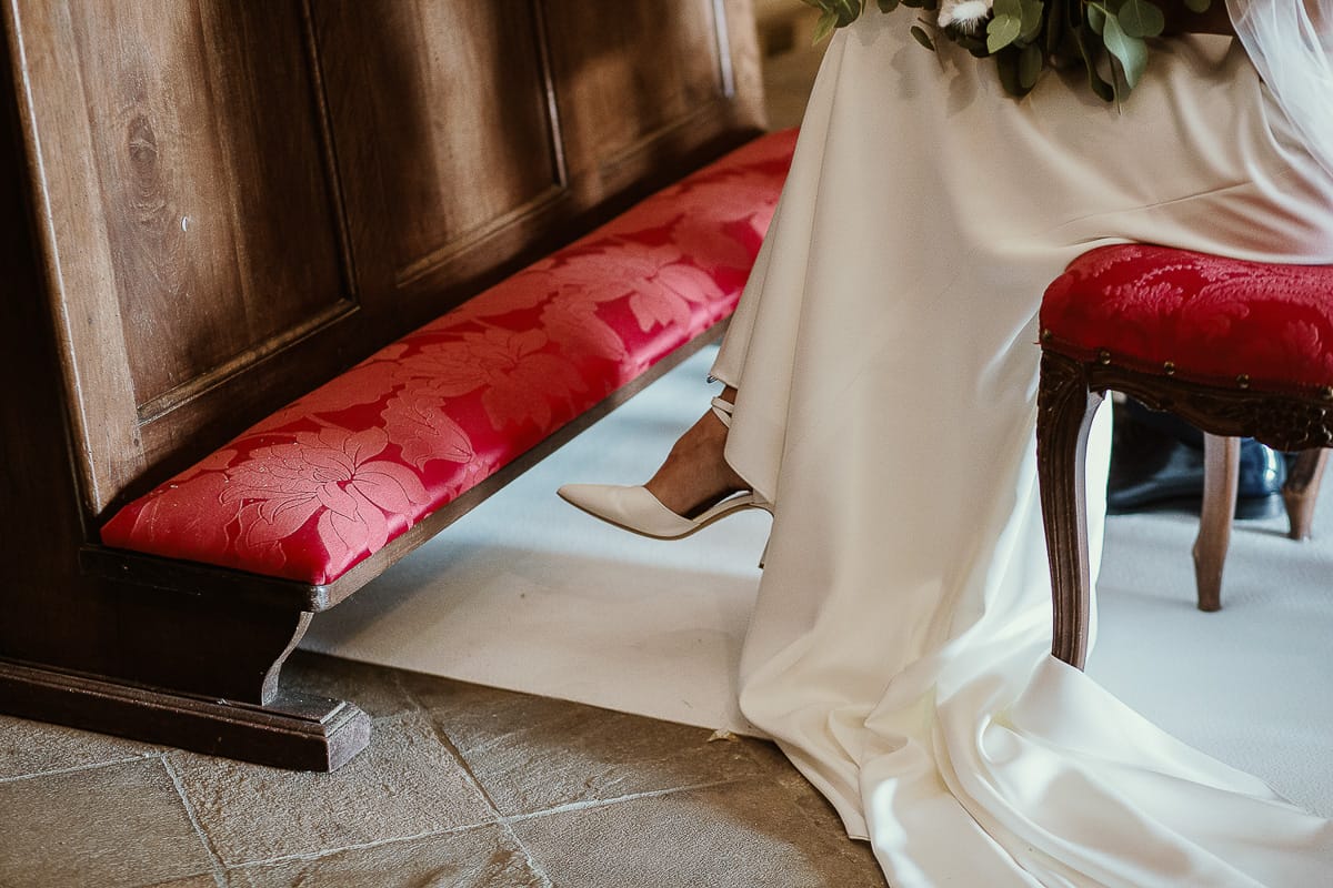 Fotografo matrimonio Torino. Matrimonio eco-consapevole a Cascina Ranverso. Cerimonia a Chieri nella chiesa dei Santi Bernardino e Rocco. Messa. Dettaglio delle scarpe della sposa