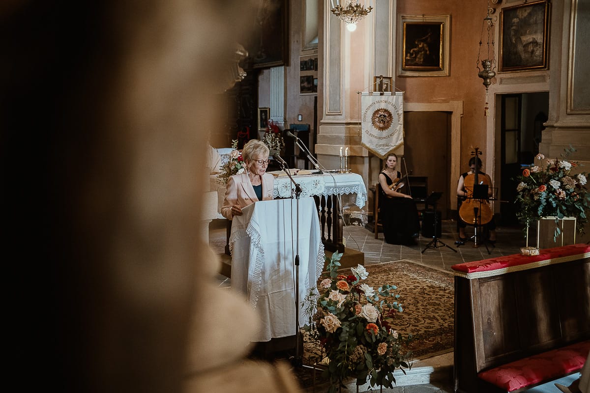 Fotografo matrimonio Torino. Matrimonio eco-consapevole a Cascina Ranverso. Cerimonia a Chieri nella chiesa dei Santi Bernardino e Rocco. Messa. Letture