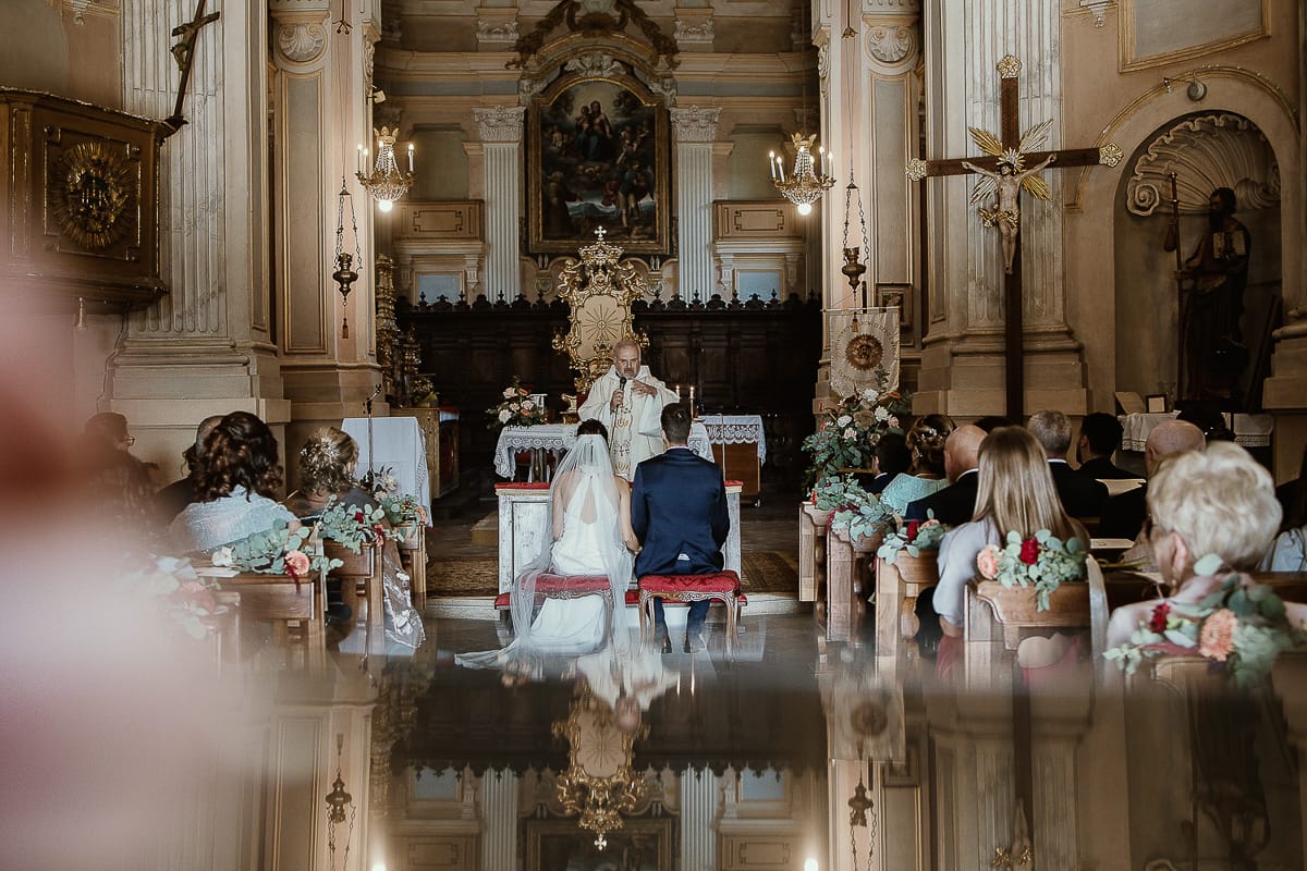 Fotografo matrimonio Torino. Matrimonio eco-consapevole a Cascina Ranverso. Cerimonia a Chieri nella chiesa dei Santi Bernardino e Rocco. Messa.