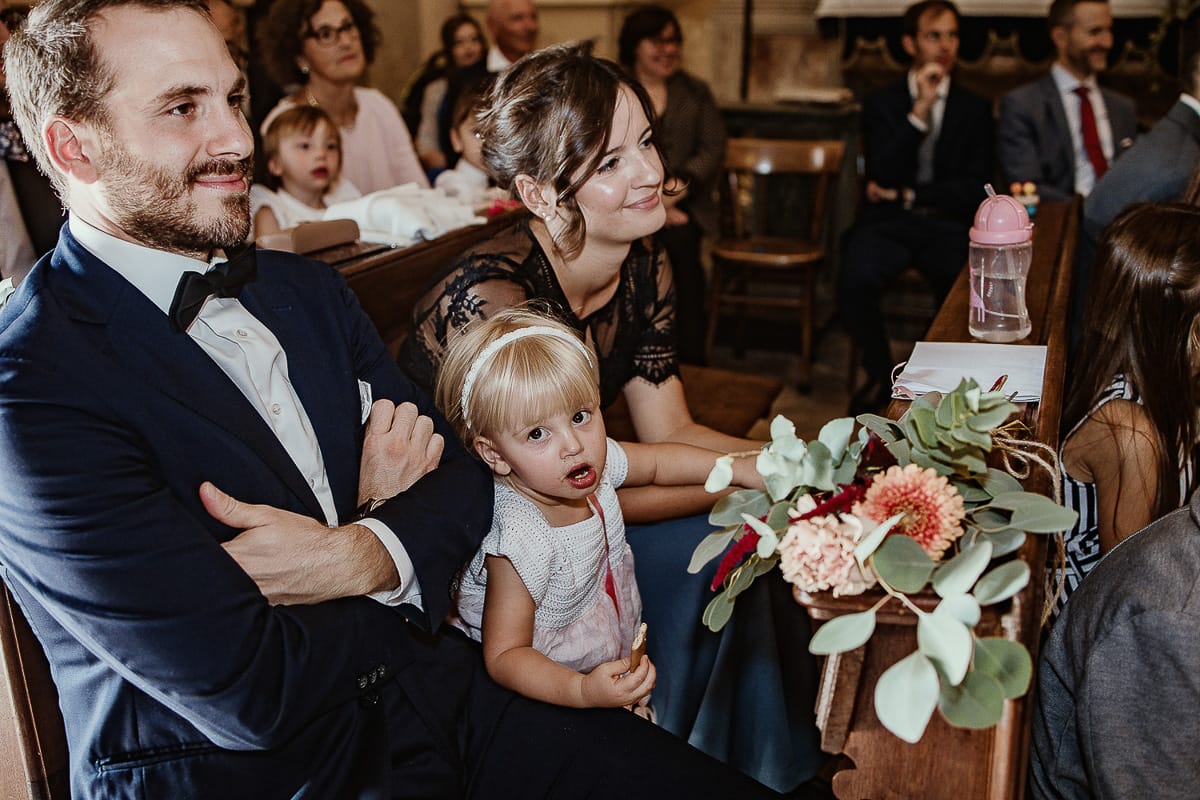 Fotografo matrimonio Torino. Matrimonio eco-consapevole a Cascina Ranverso. Cerimonia a Chieri nella chiesa dei Santi Bernardino e Rocco. Messa. Invitati