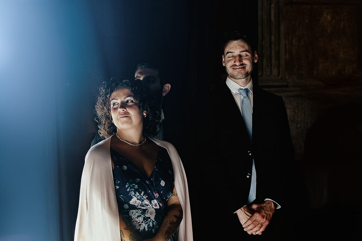 Fotografo matrimonio Torino. Matrimonio eco-consapevole a Cascina Ranverso. Cerimonia a Chieri nella chiesa dei Santi Bernardino e Rocco. Messa. Invitati