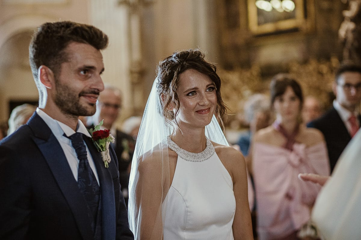 Fotografo matrimonio Torino. Matrimonio eco-consapevole a Cascina Ranverso. Cerimonia a Chieri nella chiesa dei Santi Bernardino e Rocco. Messa. Ritratto degli sposi che sorridono.