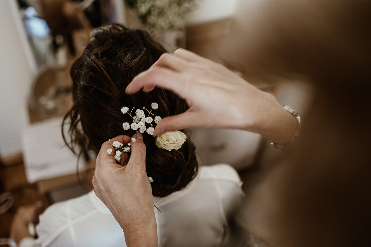 Fotografo matrimonio Torino. Matrimonio eco-consapevole a Cascina Ranverso. Preparazione della sposa a Chieri. Acconciatura