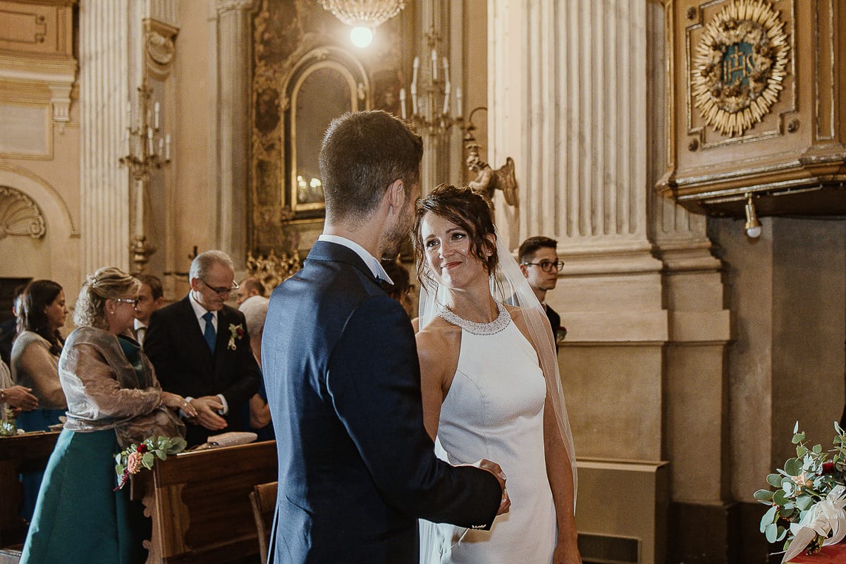 Fotografo matrimonio Torino. Matrimonio eco-consapevole a Cascina Ranverso. Cerimonia a Chieri nella chiesa dei Santi Bernardino e Rocco. Messa.Segno della pace