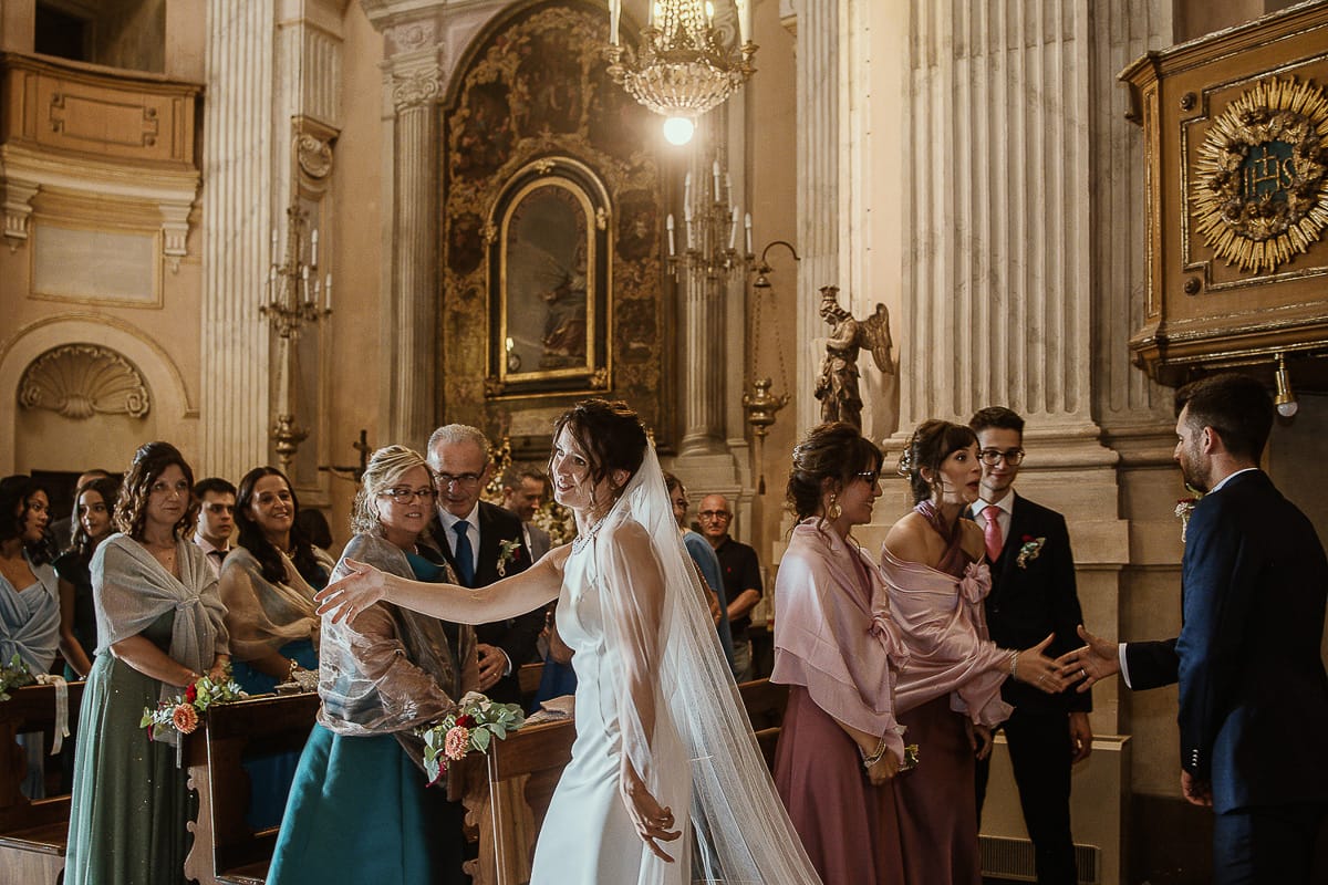 Fotografo matrimonio Torino. Matrimonio eco-consapevole a Cascina Ranverso. Cerimonia a Chieri nella chiesa dei Santi Bernardino e Rocco. Messa.Segno della pace
